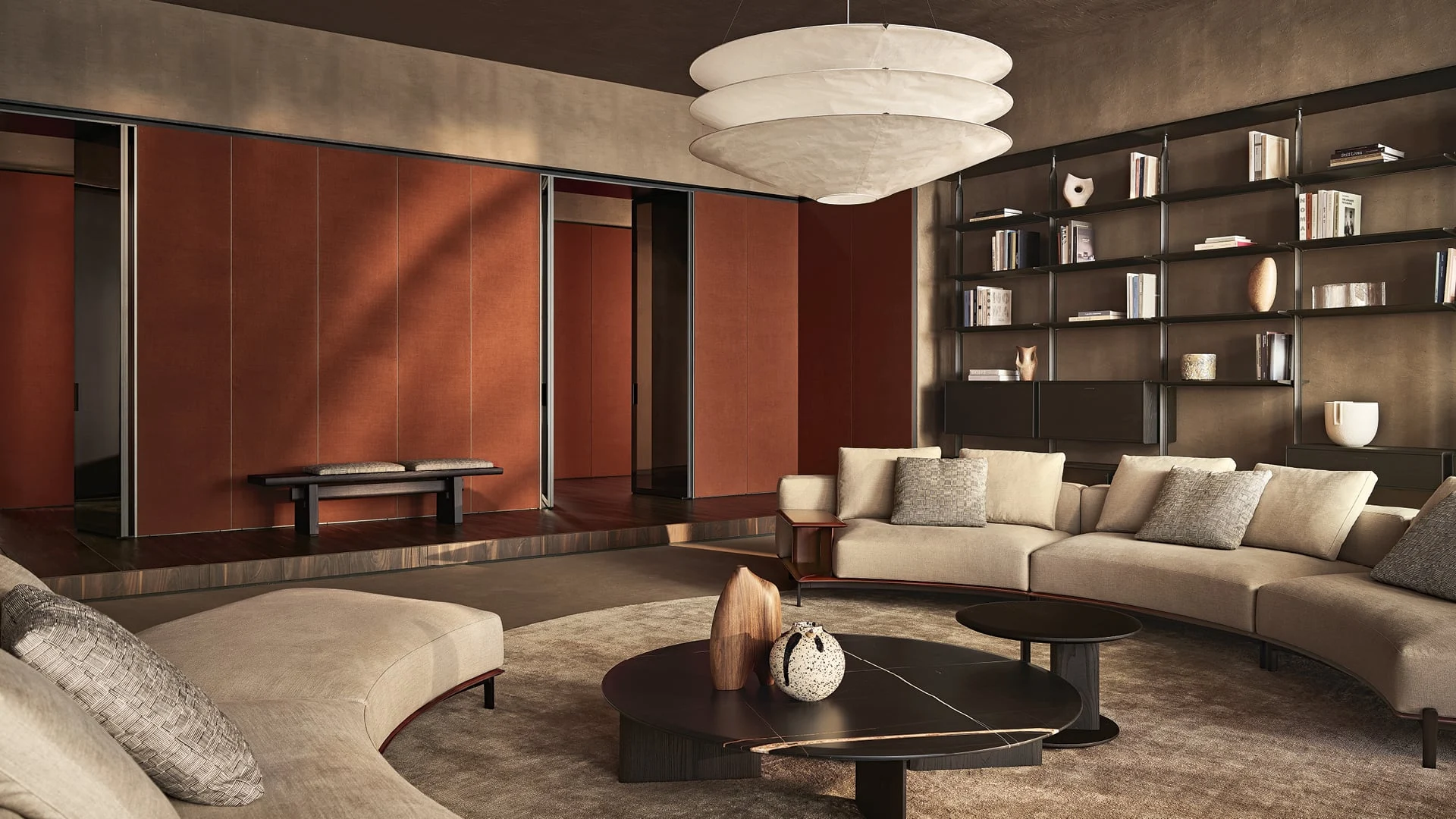 Salotto con boiserie color terra, libreria e divano curvo
