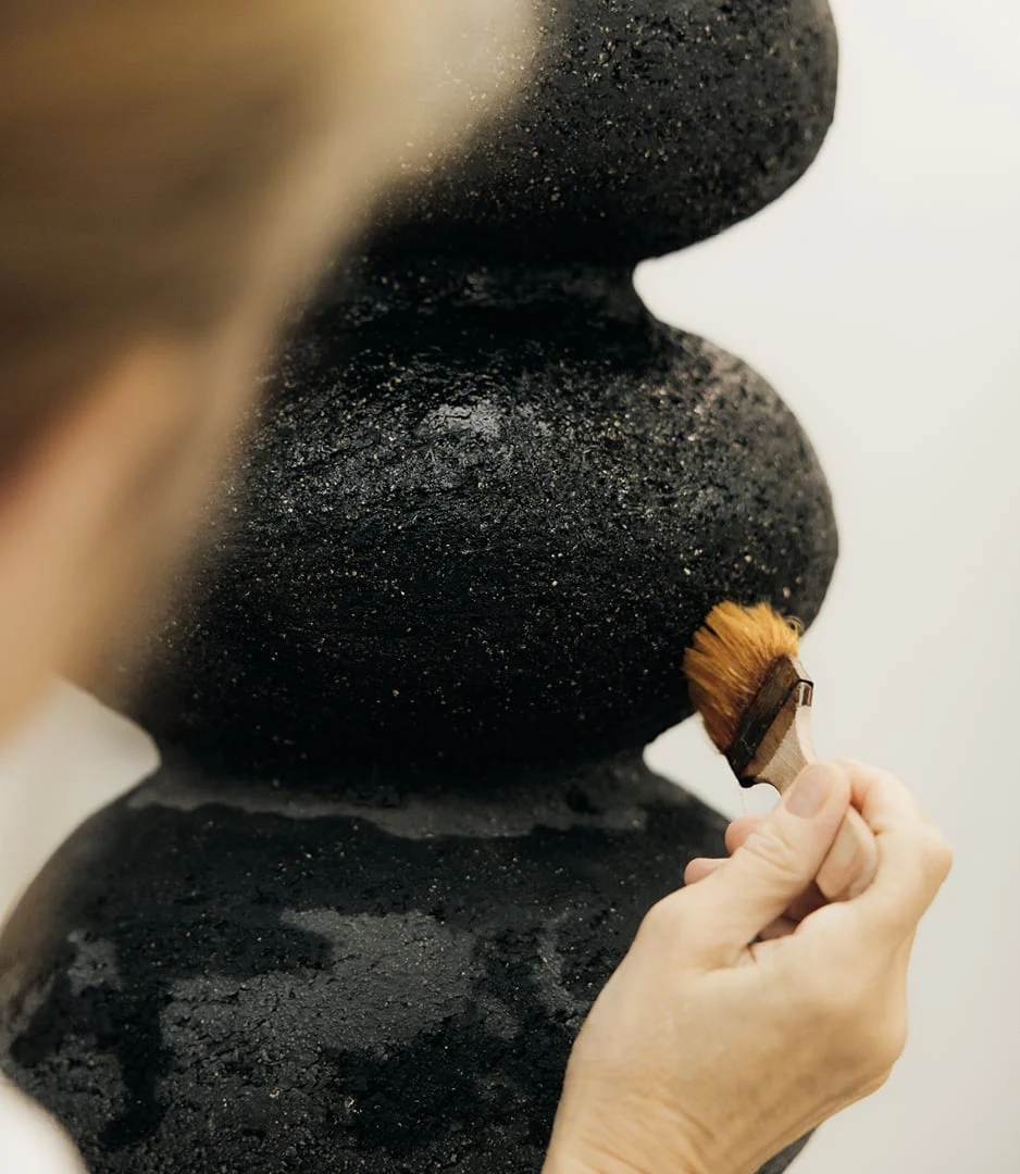 Dettaglio della lavorazione di una scultura ceramica contemporanea
