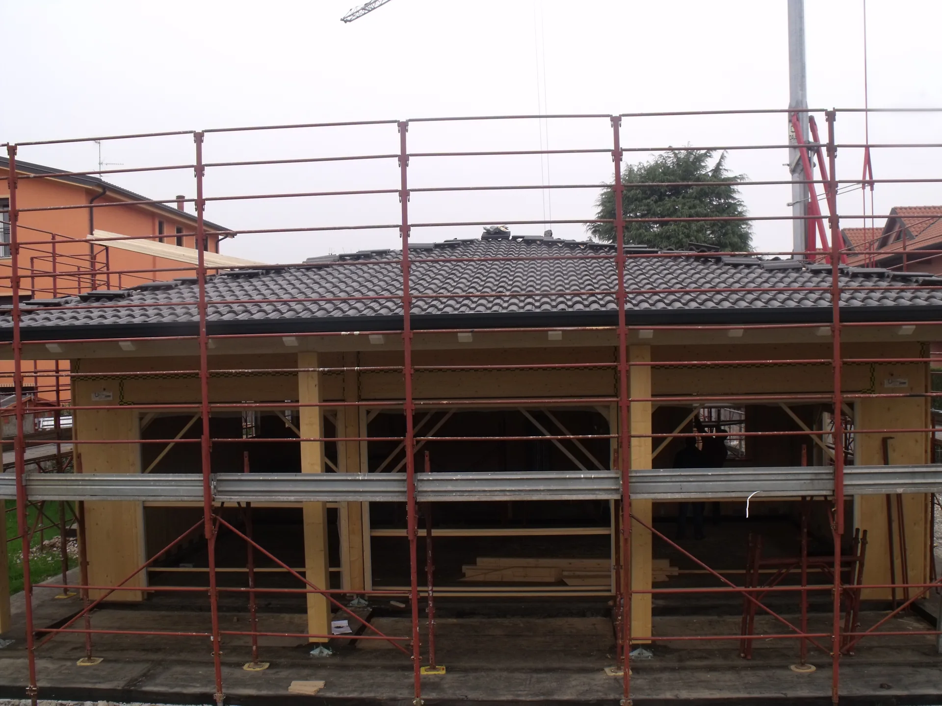 La copertura in tegole durante le lavorazioni del cantiere.