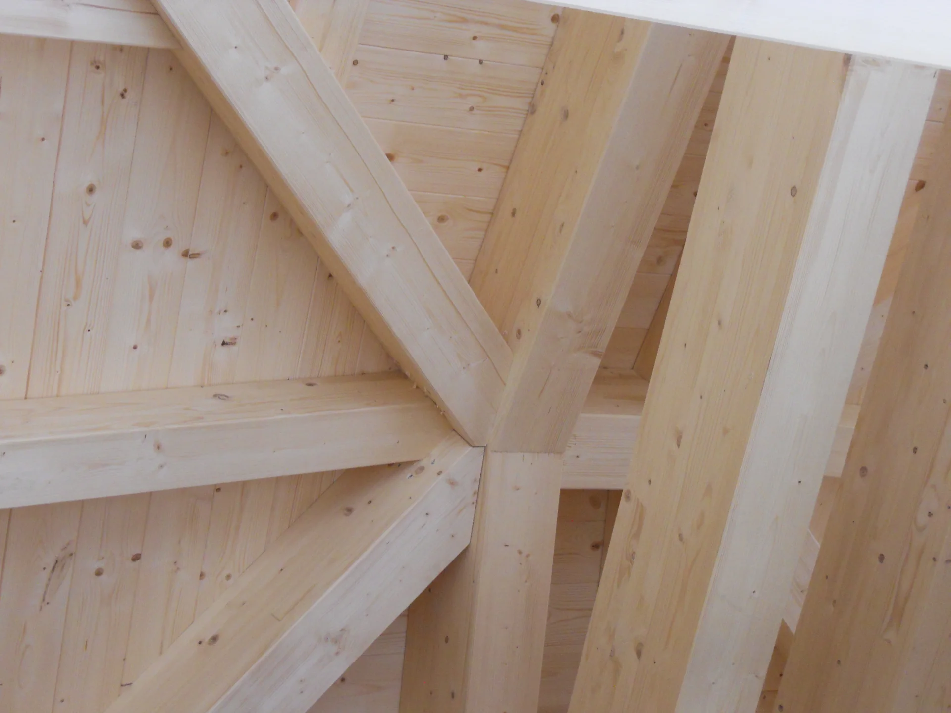 Un dettaglio ravvicinato delle connessioni della struttura in legno.