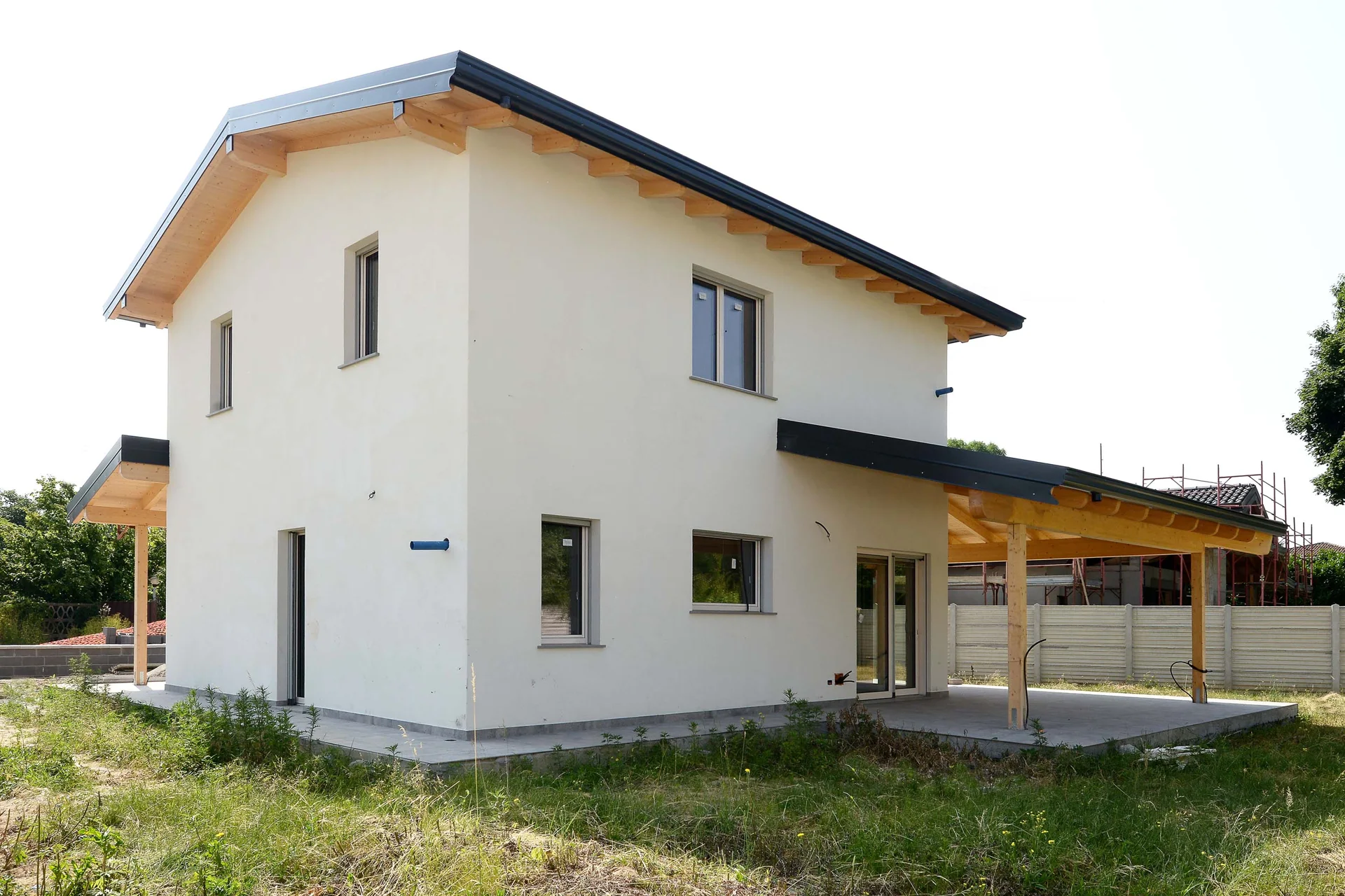 Casa in legno a Carugate (MI), facciata e porticato durante le finiture