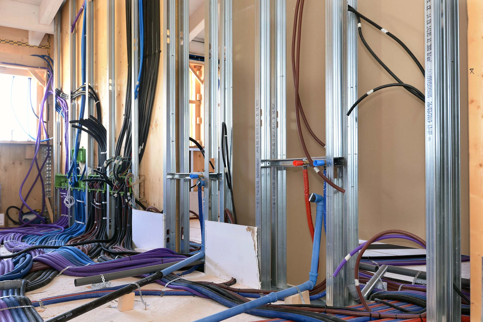 Tubazioni e passaggi all’interno delle pareti, prima della chiusura dei rivestimenti.