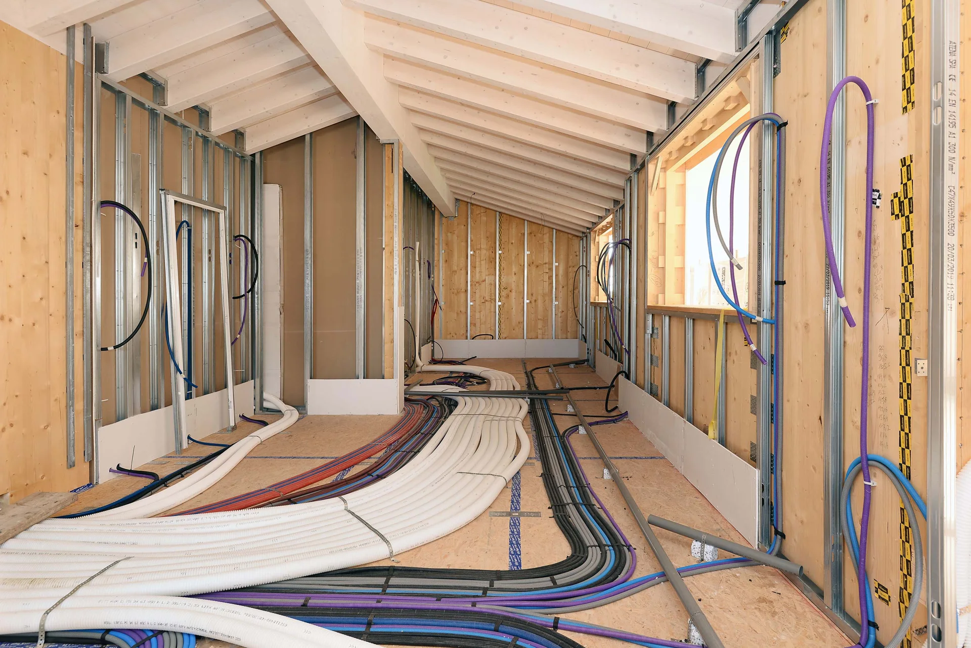 Il soffitto in legno, le aperture e le predisposizioni accompagnano la distribuzione degli spazi.
