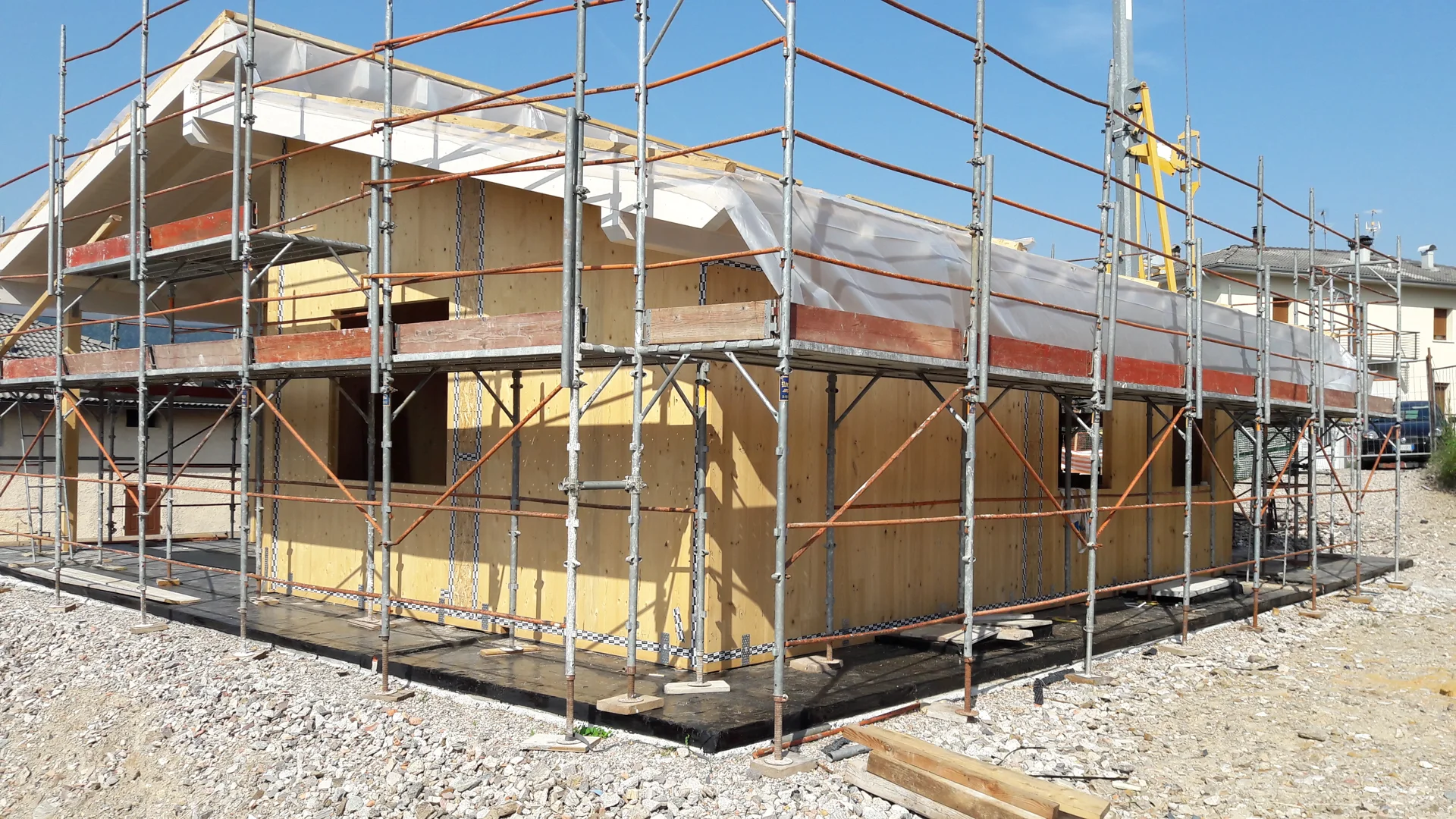 Cantiere in Trentino-Alto Adige: struttura in legno e nastrature dei giunti