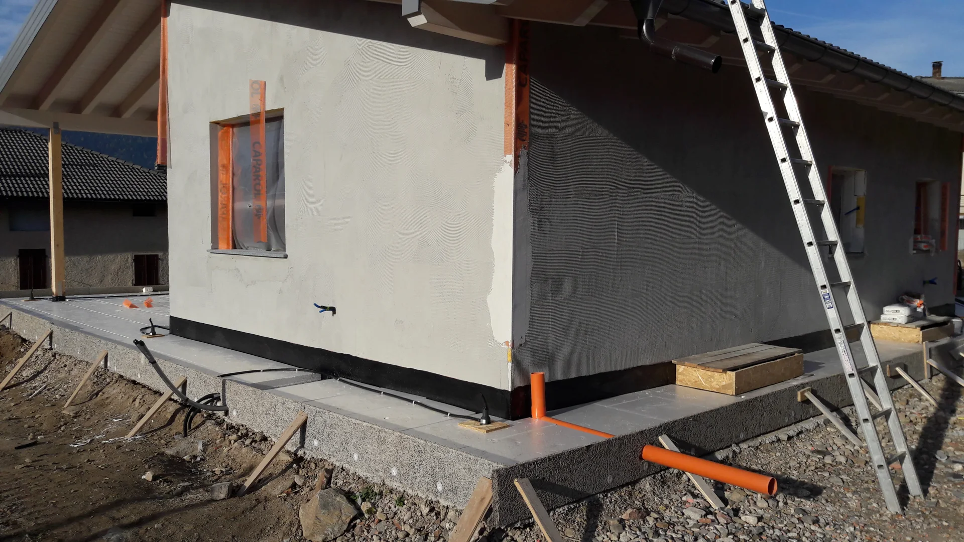 Le lavorazioni del rivestimento esterno e i dettagli alla base della casa.