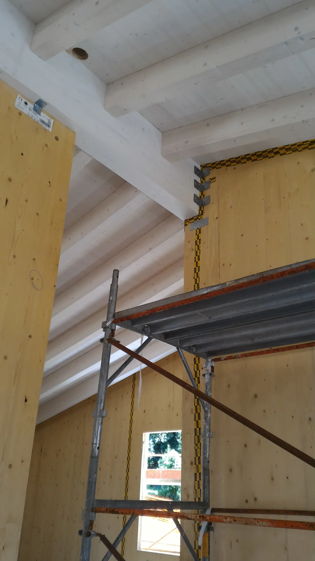 Cantiere in Trentino-Alto Adige: struttura in legno e nastrature dei giunti