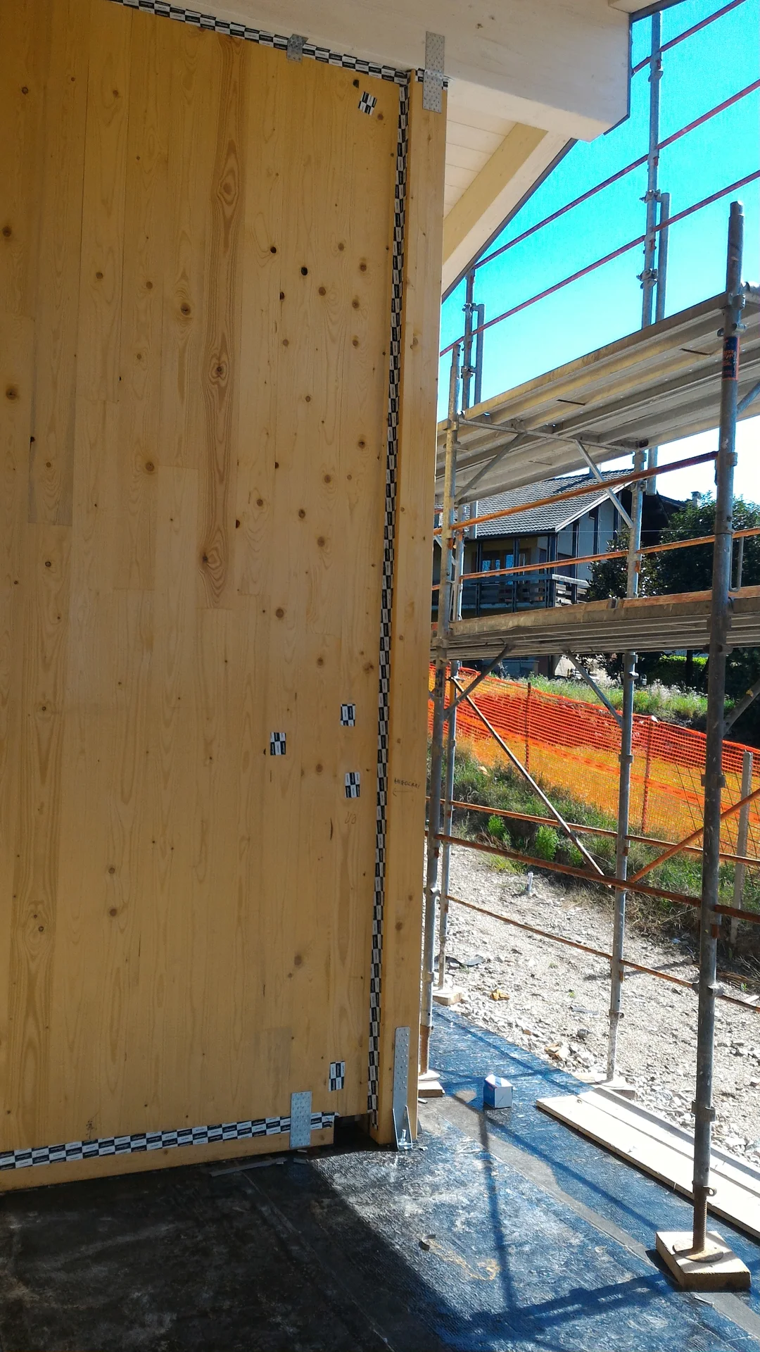 Cantiere in Trentino-Alto Adige: struttura in legno e nastrature dei giunti