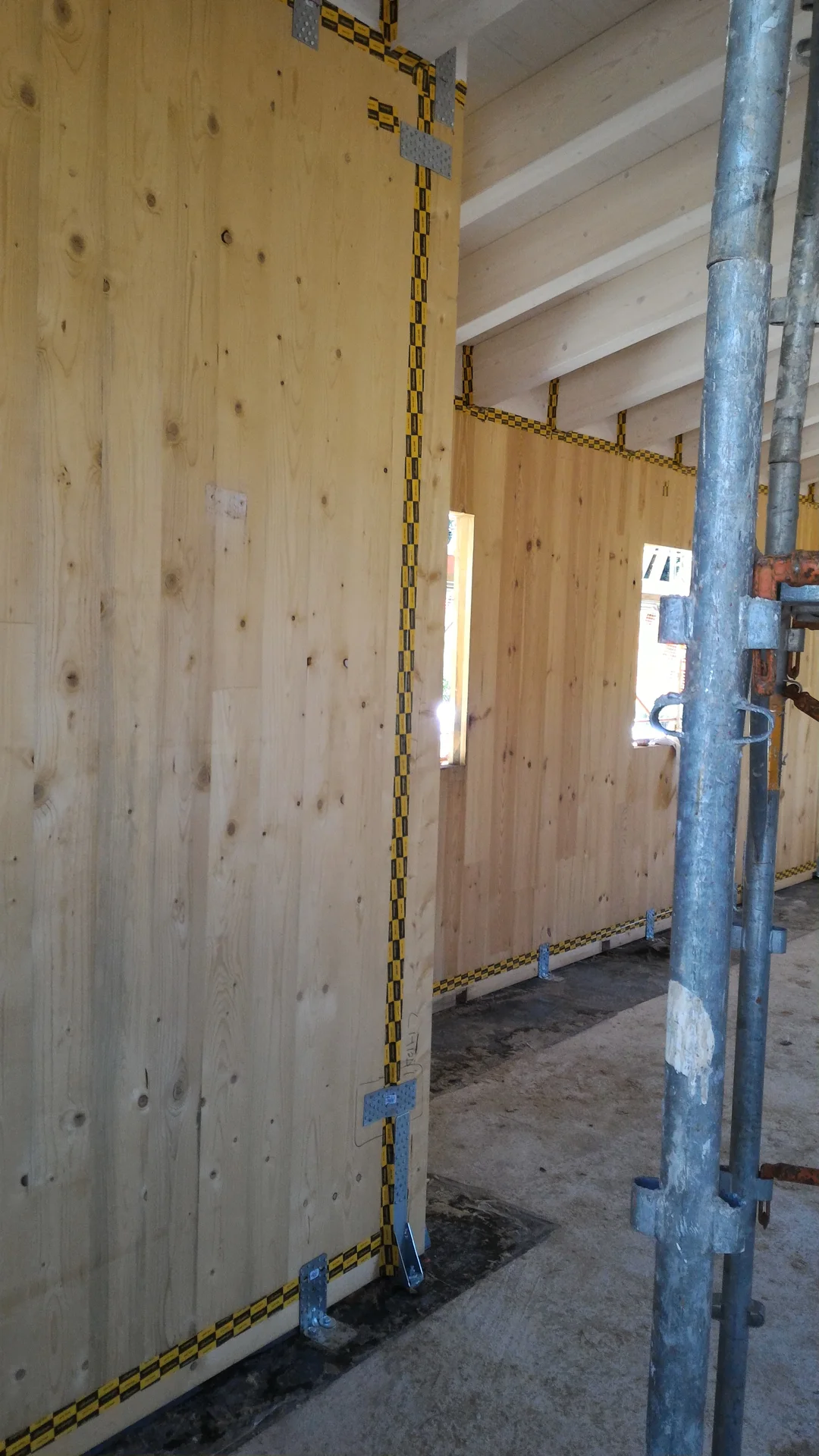 Cantiere in Trentino-Alto Adige: struttura in legno e nastrature dei giunti