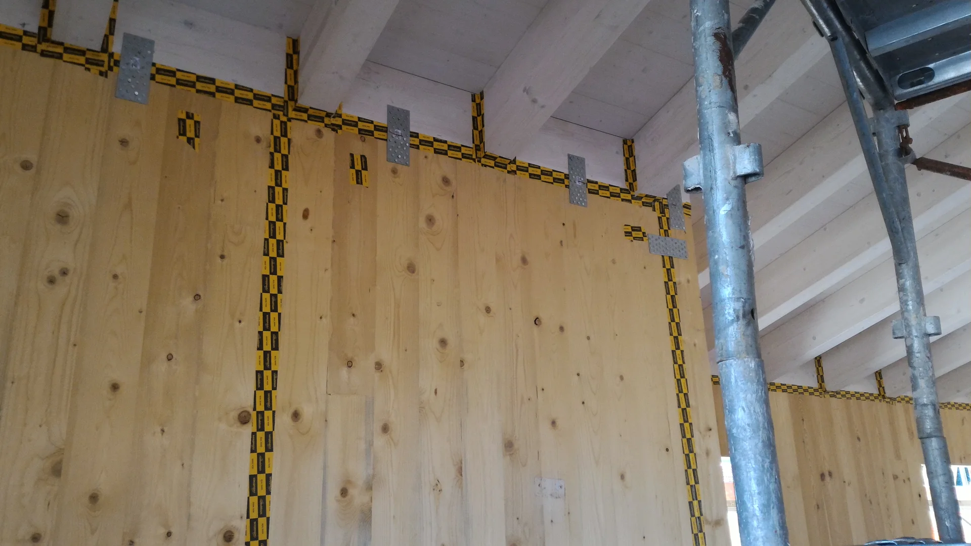 Cantiere in Trentino-Alto Adige: struttura in legno e nastrature dei giunti