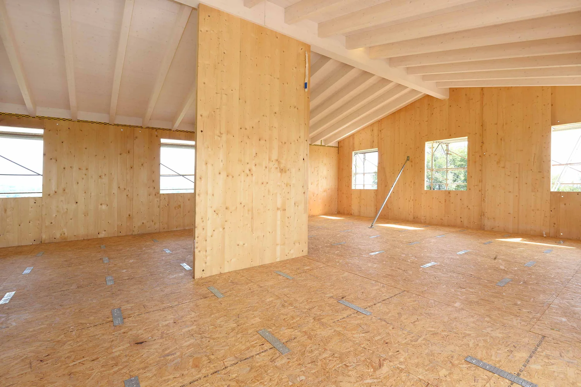 Pareti e travi a vista di una casa in legno Aura Legno in Veneto