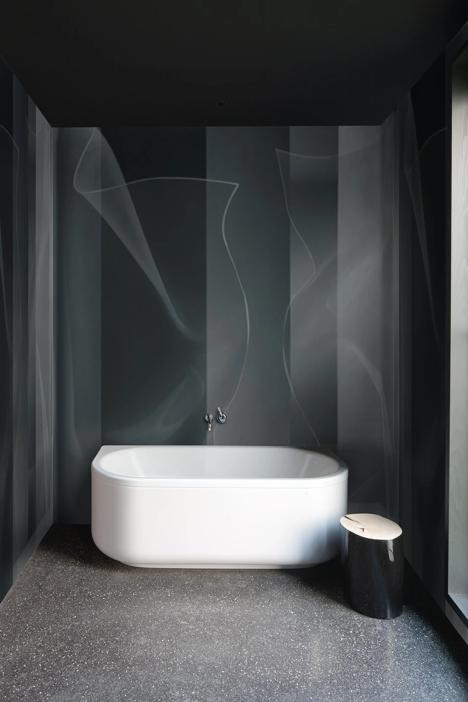 Ambientazione bagno con rivestimento decorativo Wall&decò WET System Tip toe