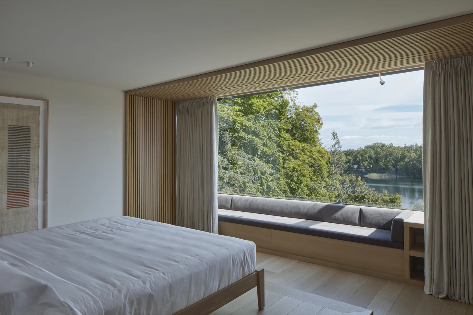 Seconda fotografia della Lake House: vetrata minimale affacciata sul lago