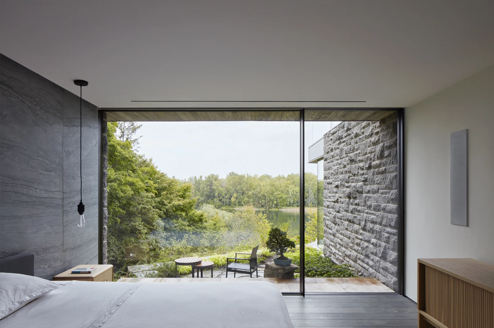 Fotografia di ambiente della Lake House con serramento minimale panoramah! e vista sul lago
