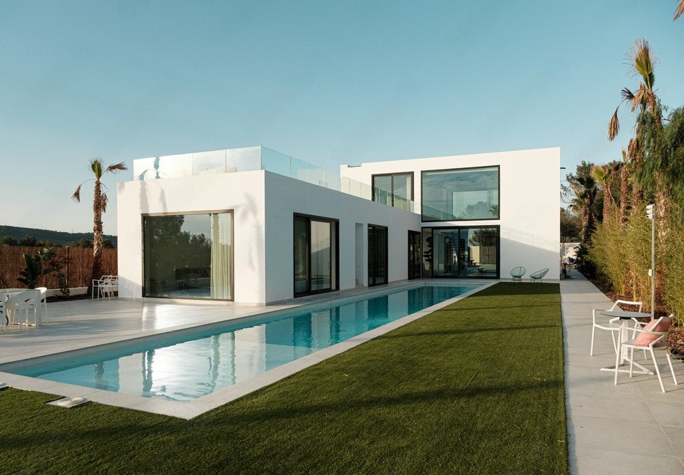 Villa Palmaria — Vista della villa bianca con piscina e giardino