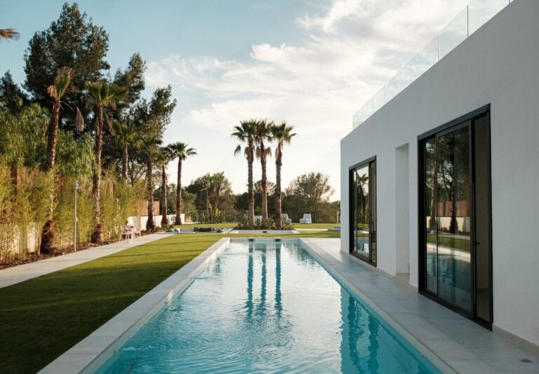 Villa Palmaria — Piscina rettangolare lungo la facciata vetrata