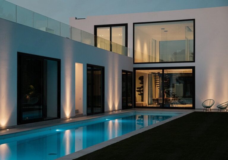 Villa Palmaria — Villa e piscina illuminate al crepuscolo