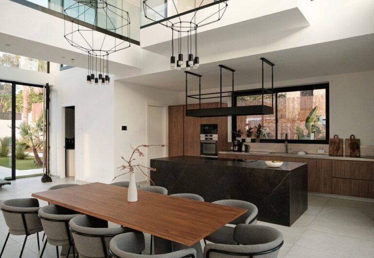 Villa Palmaria — Cucina in legno e isola scura nella zona pranzo
