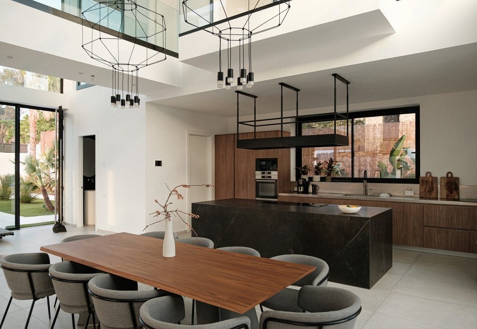 Villa Palmaria — Cucina in legno e isola scura nella zona pranzo