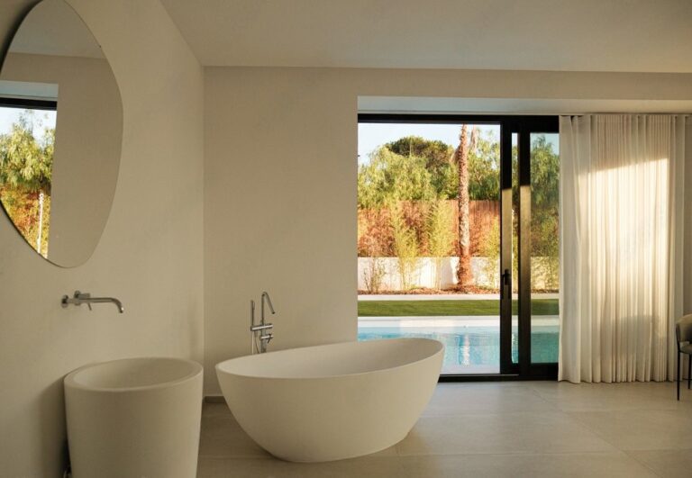 Villa Palmaria — Bagno con vasca freestanding e vista sulla piscina