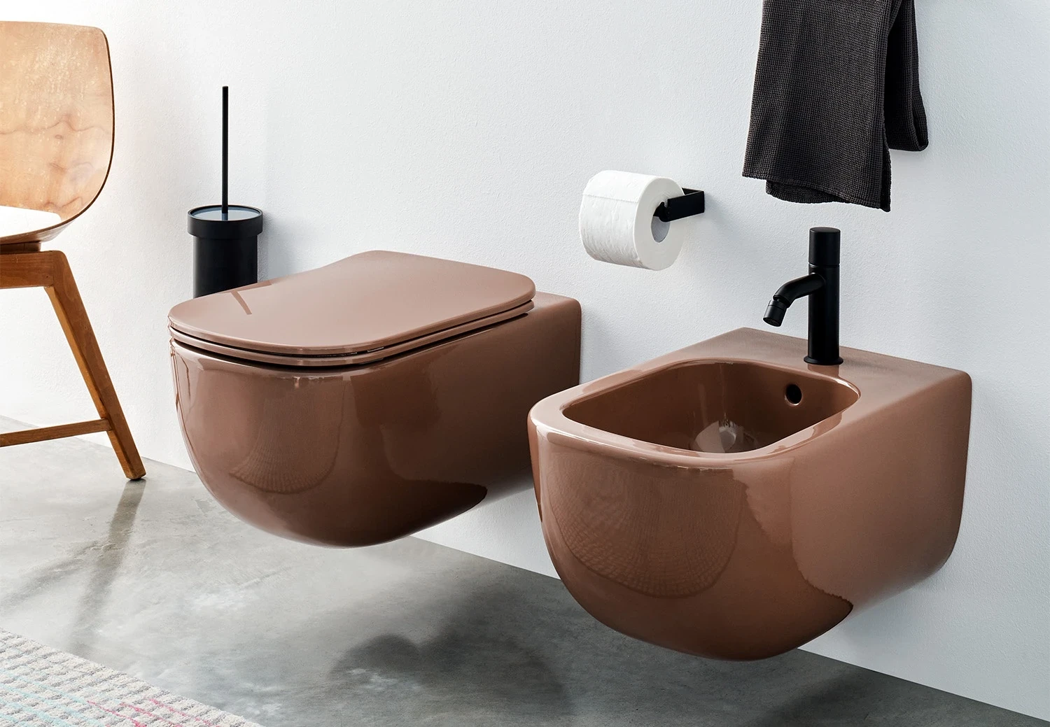 Coppia vaso e bidet Ceramica Cielo Era sospesi in finitura calda con rubinetto nero