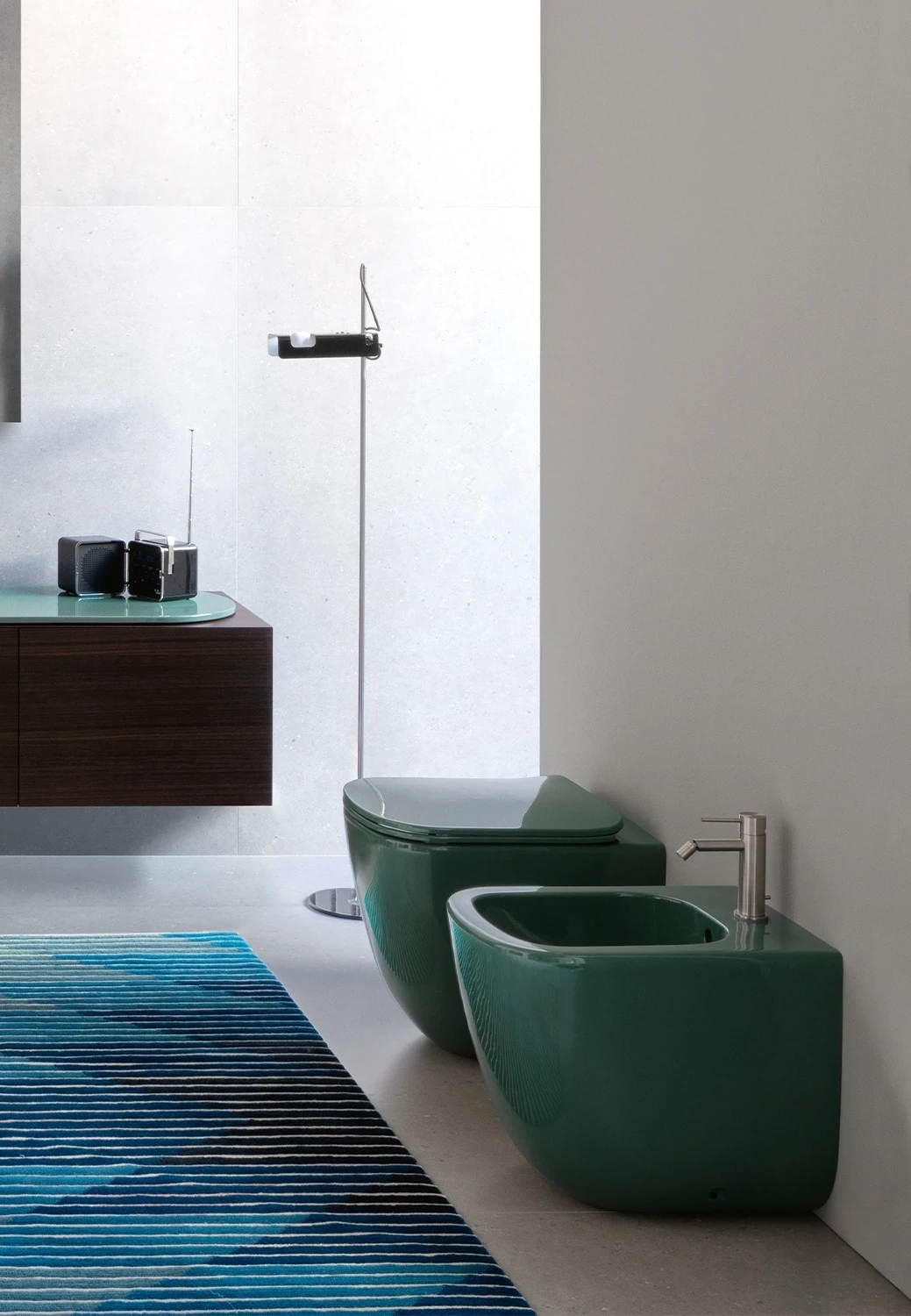 Coppia vaso e bidet Ceramica Cielo Era a terra in finitura verde, in un ambiente contemporaneo
