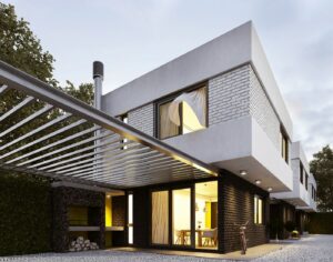 Pergola che ombreggia l'esterno di una casa moderna