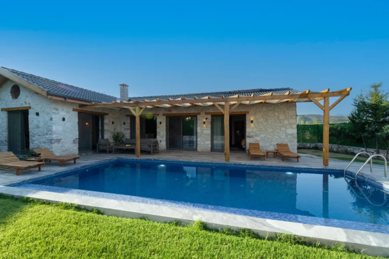 villa-pietra-e-sole-03-fronte-piscina